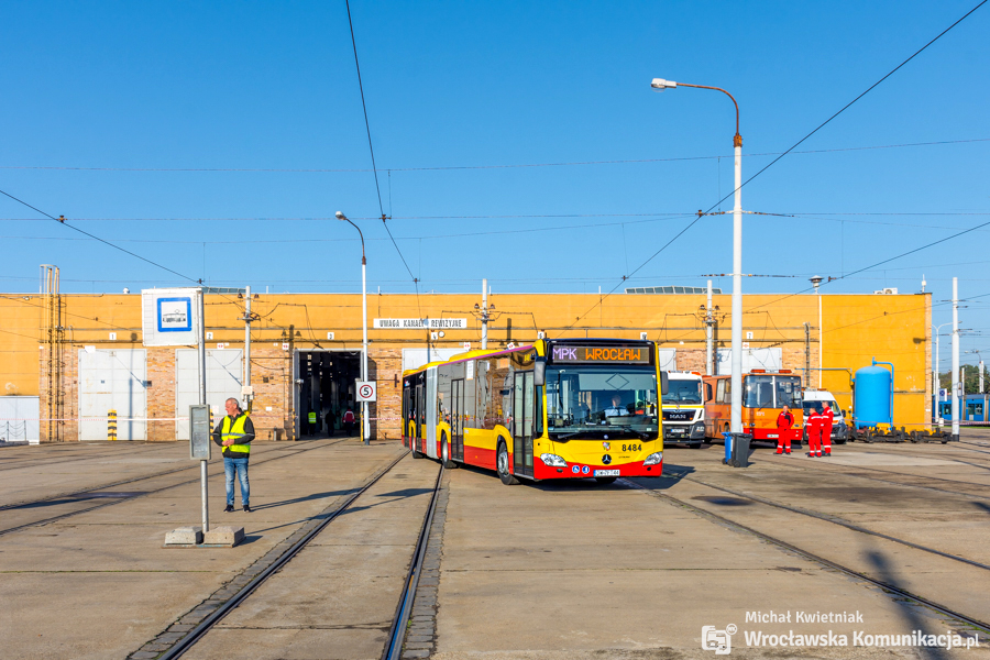 O malowaniach wrocławskich autobusów i tramwajów